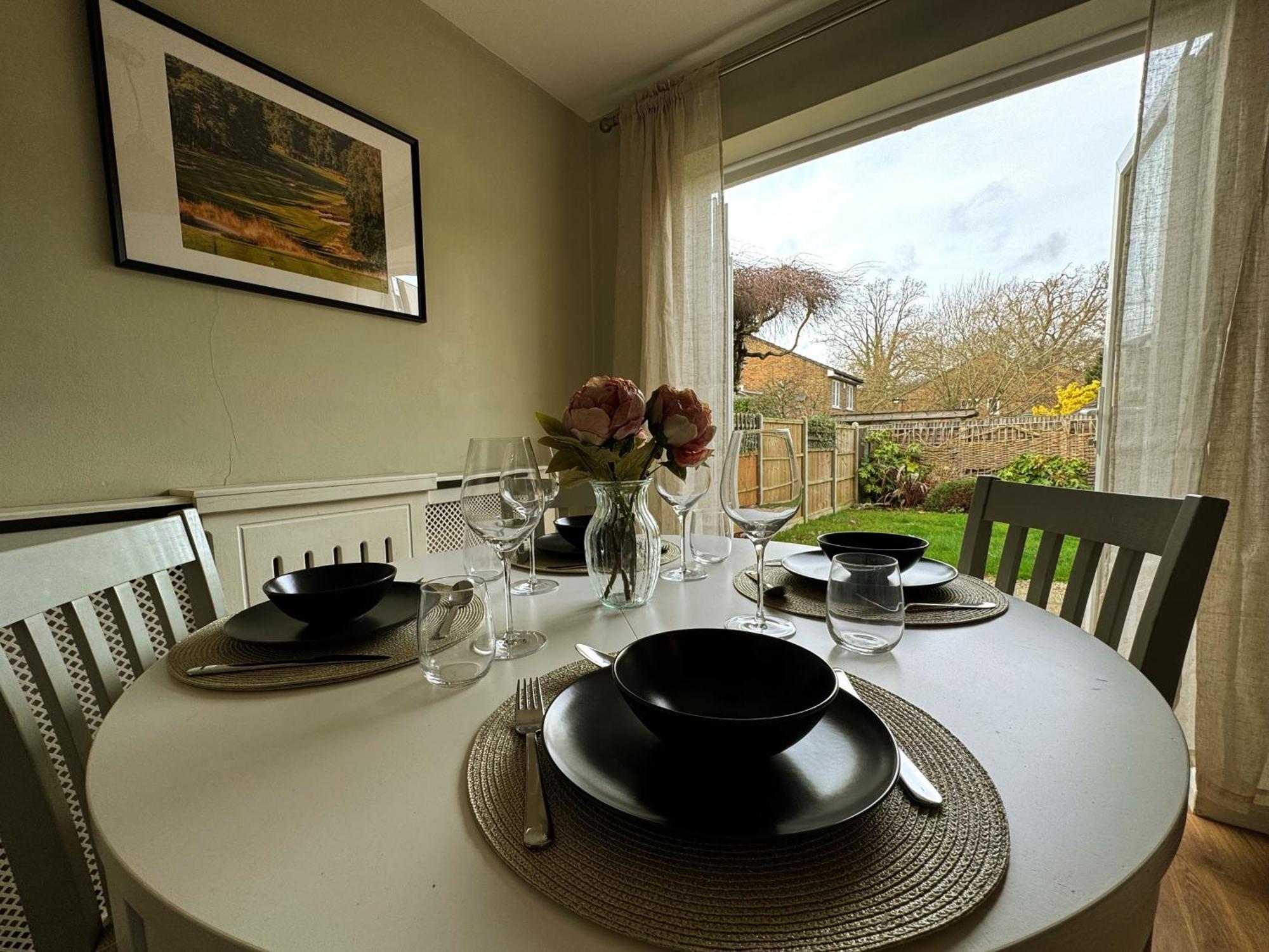 Chieveley Mews By Sarrochic Sunningdale Exterior foto